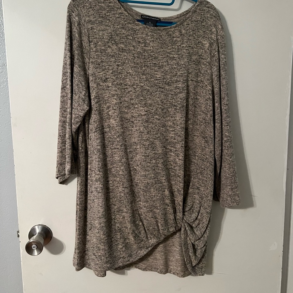 Quarter-sleeve blouse. Brand: Chelsea & Theodore. Size: xl. Color: multi